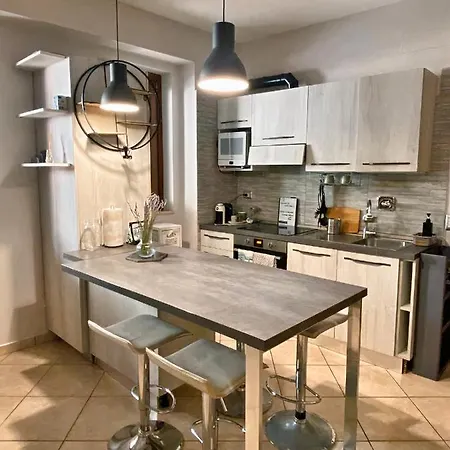 Lauri's Modern - 5 Minutes From Center Apartment